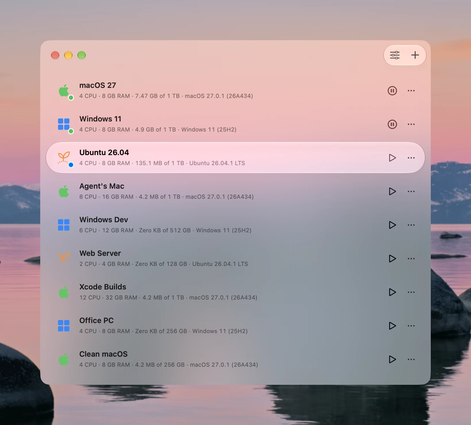 デスクトップに重なるLiquid GlassのVMPalアプリ。macOS 27、Windows 11、Ubuntu 26.04からWebサーバ、クリーンなmacOSまで9台の仮想マシンが並び、それぞれのCPU、メモリ、ディスク使用量、状態が表示されています。